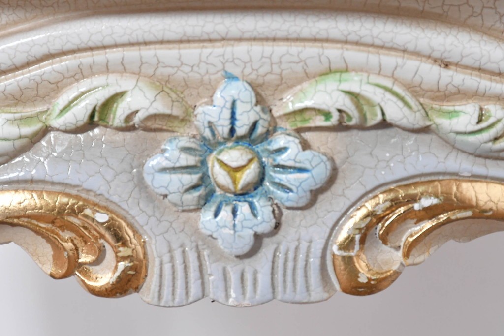 中古　高級輸入家具　ロココ調の装飾が可愛らしいガラス天板付きのローテーブル　(R-086048)