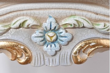 中古　高級輸入家具　ロココ調の装飾が可愛らしいガラス天板付きのローテーブル　(R-086048)