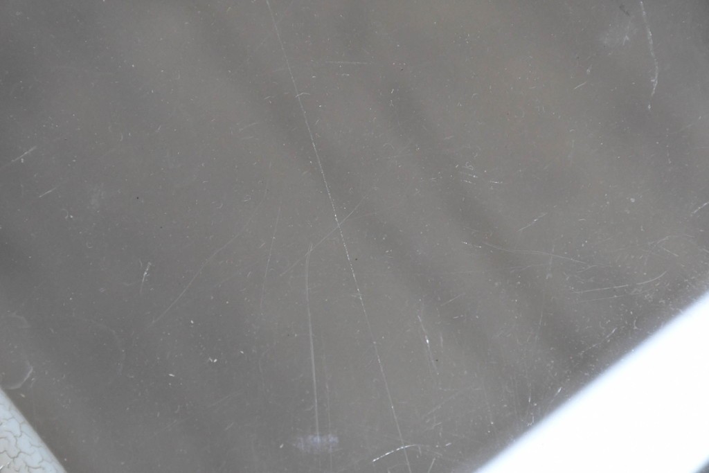 中古　高級輸入家具　ロココ調の装飾が可愛らしいガラス天板付きのローテーブル　(R-086048)