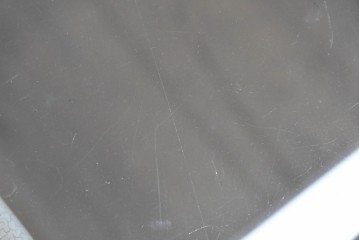 中古　高級輸入家具　ロココ調の装飾が可愛らしいガラス天板付きのローテーブル　(R-086048)