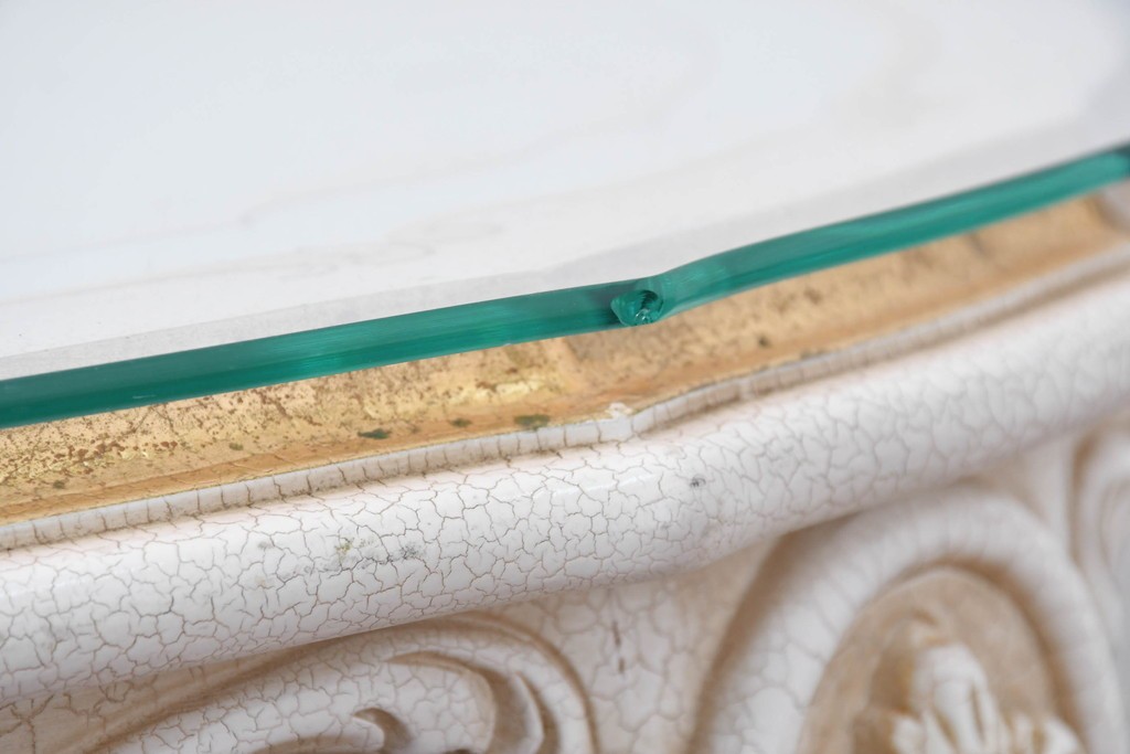 中古　高級輸入家具　ロココ調の装飾が可愛らしいガラス天板付きのローテーブル　(R-086048)