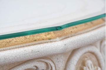 中古　高級輸入家具　ロココ調の装飾が可愛らしいガラス天板付きのローテーブル　(R-086048)