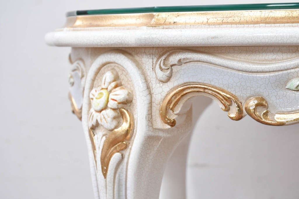 中古　高級輸入家具　ロココ調の装飾が可愛らしいガラス天板付きのローテーブル　(R-086048)