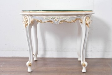 中古　高級輸入家具　ロココ調の装飾が可愛らしいガラス天板付きのローテーブル　(R-086048)