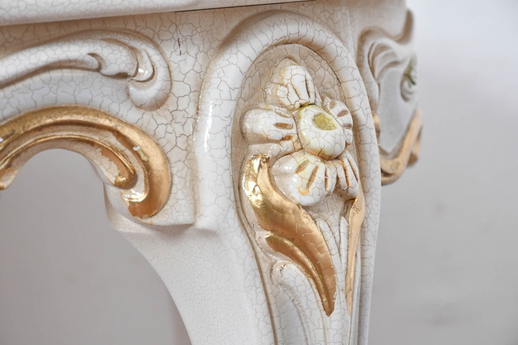 中古　高級輸入家具　ロココ調の装飾が可愛らしいガラス天板付きのローテーブル　(R-086048)