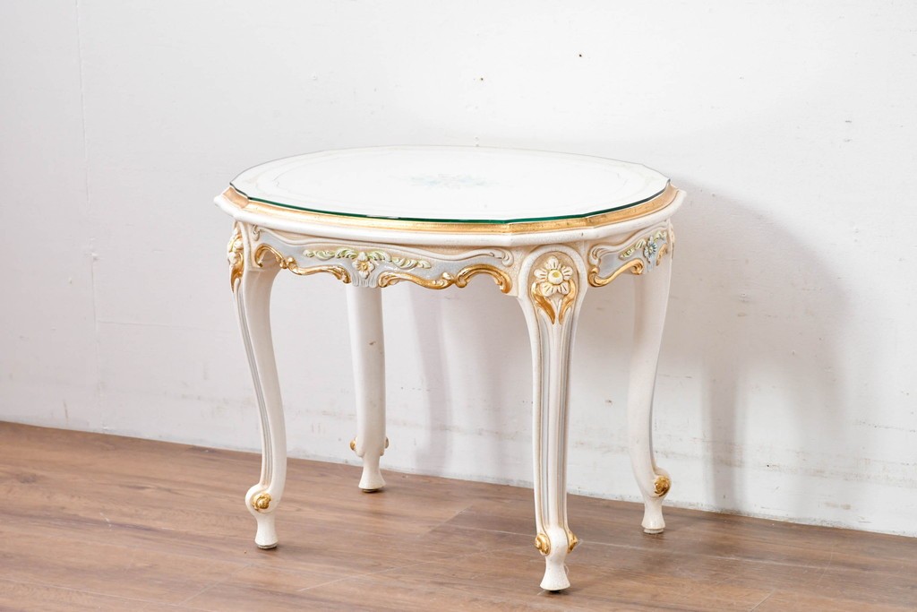 中古　高級輸入家具　ロココ調の装飾が可愛らしいガラス天板付きのローテーブル　(R-086048)