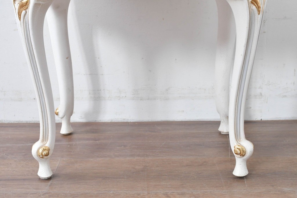 中古　高級輸入家具　ロココ調の装飾が可愛らしいガラス天板付きのローテーブル　(R-086048)