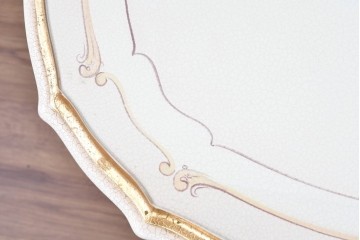 中古　高級輸入家具　ロココ調の装飾が可愛らしいガラス天板付きのローテーブル　(R-086048)