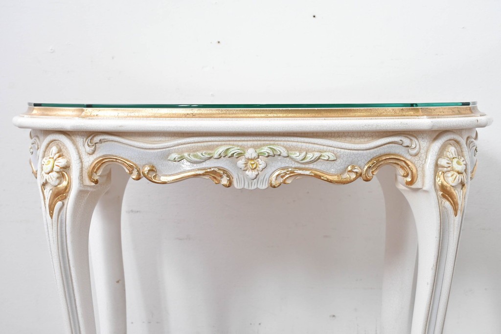 中古　高級輸入家具　ロココ調の装飾が可愛らしいガラス天板付きのローテーブル　(R-086048)