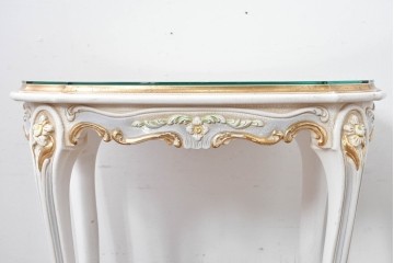中古　高級輸入家具　ロココ調の装飾が可愛らしいガラス天板付きのローテーブル　(R-086048)