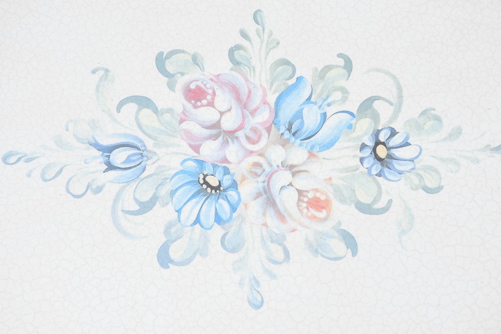 中古　高級輸入家具　ロココ調の装飾が可愛らしいガラス天板付きのローテーブル　(R-086048)