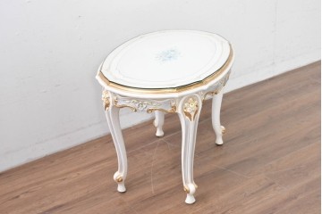 中古　高級輸入家具　ロココ調の装飾が可愛らしいガラス天板付きのローテーブル　(R-086048)