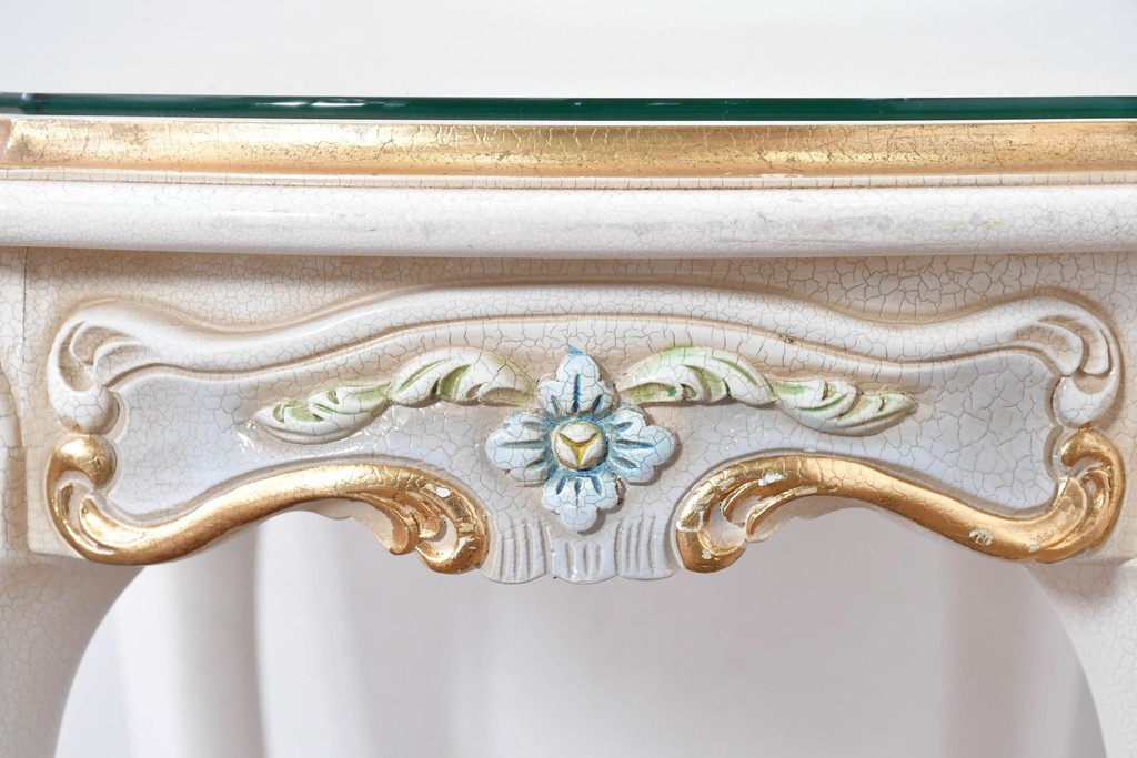 中古　高級輸入家具　ロココ調の装飾が可愛らしいガラス天板付きのローテーブル　(R-086048)