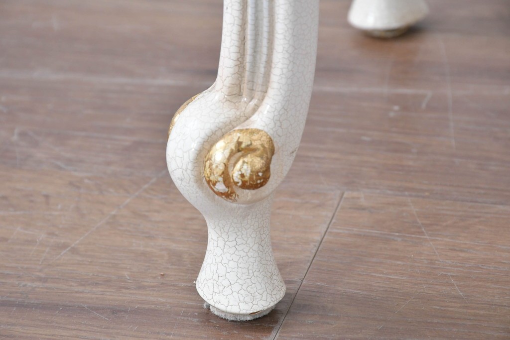 中古　高級輸入家具　ロココ調の装飾が可愛らしいガラス天板付きのローテーブル　(R-086048)