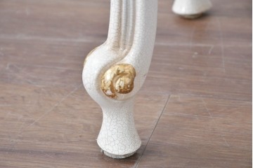 中古　高級輸入家具　ロココ調の装飾が可愛らしいガラス天板付きのローテーブル　(R-086048)