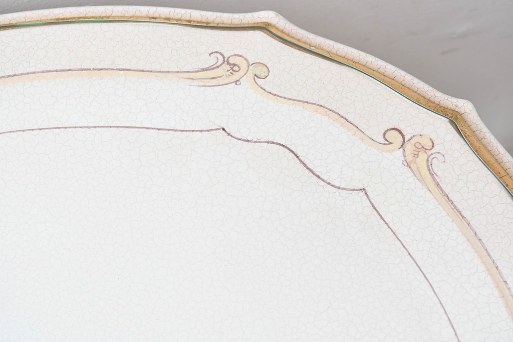 中古　高級輸入家具　ロココ調の装飾が可愛らしいガラス天板付きのローテーブル　(R-086048)