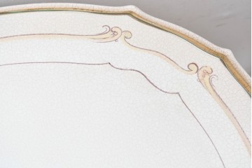 中古　高級輸入家具　ロココ調の装飾が可愛らしいガラス天板付きのローテーブル　(R-086048)