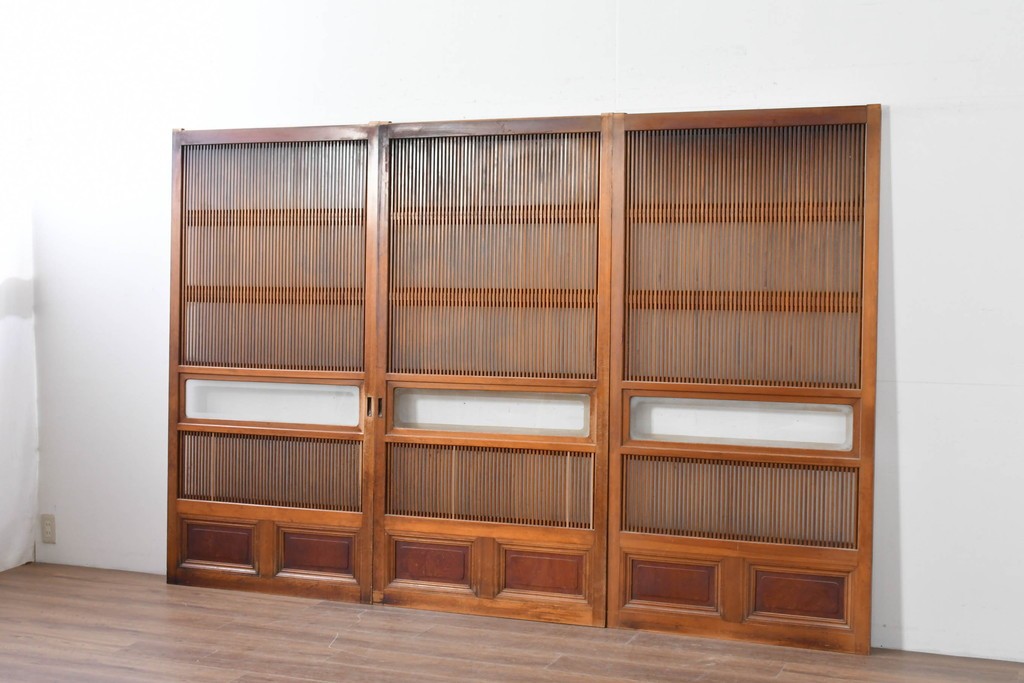 アンティーク建具　昭和初期　腰板欅(ケヤキ)材　裏ガラス付き　細やかな縦格子が美しい格子戸3枚セット　(R-086049)