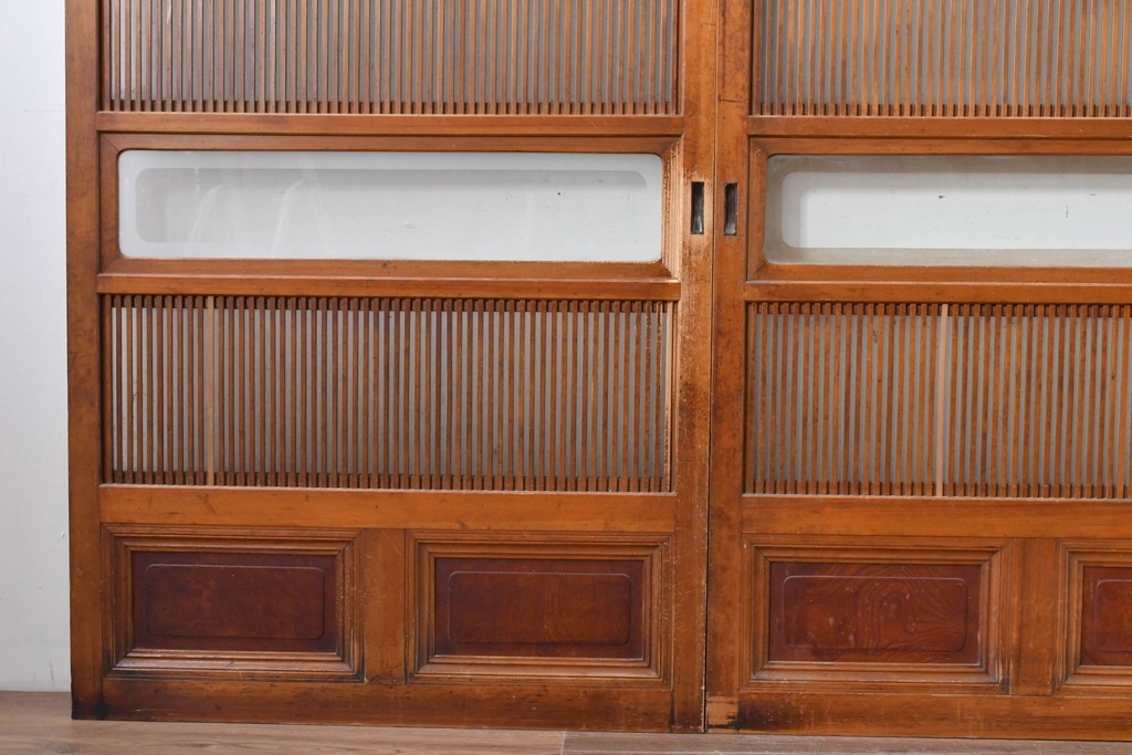 アンティーク建具　昭和初期　腰板欅(ケヤキ)材　裏ガラス付き　細やかな縦格子が美しい格子戸3枚セット　(R-086049)