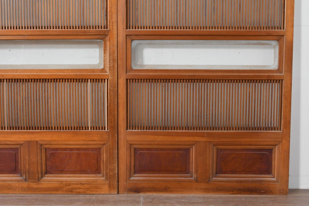 アンティーク建具　昭和初期　腰板欅(ケヤキ)材　裏ガラス付き　細やかな縦格子が美しい格子戸3枚セット　(R-086049)