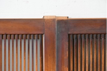 アンティーク建具　昭和初期　腰板欅(ケヤキ)材　裏ガラス付き　細やかな縦格子が美しい格子戸3枚セット　(R-086049)