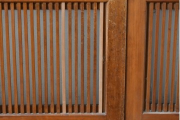 アンティーク建具　昭和初期　腰板欅(ケヤキ)材　裏ガラス付き　細やかな縦格子が美しい格子戸3枚セット　(R-086049)