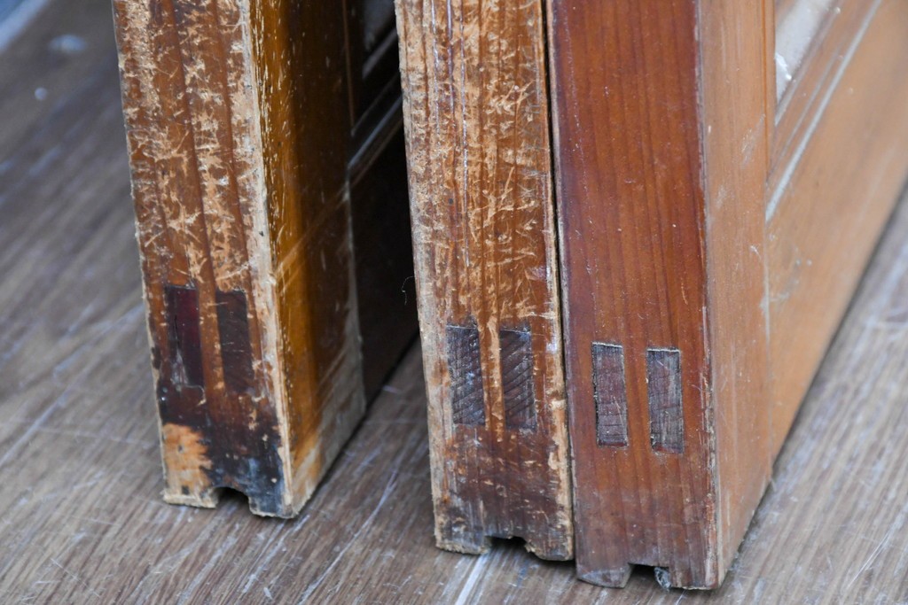 アンティーク建具　昭和初期　腰板欅(ケヤキ)材　裏ガラス付き　細やかな縦格子が美しい格子戸3枚セット　(R-086049)