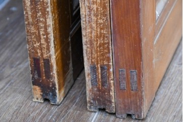 アンティーク建具　昭和初期　腰板欅(ケヤキ)材　裏ガラス付き　細やかな縦格子が美しい格子戸3枚セット　(R-086049)