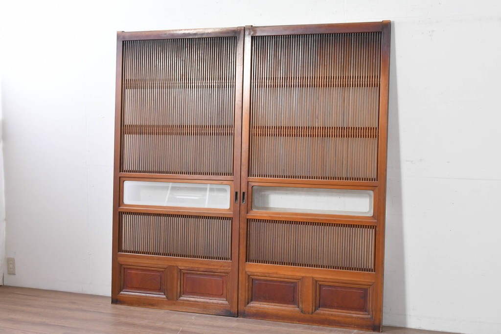 アンティーク建具　昭和初期　腰板欅(ケヤキ)材　裏ガラス付き　細やかな縦格子が美しい格子戸2枚セット　(R-086050)