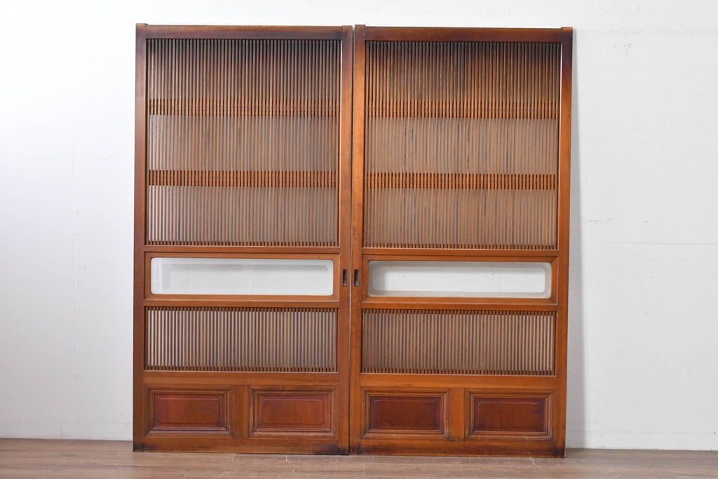 アンティーク建具　昭和初期　腰板欅(ケヤキ)材　裏ガラス付き　細やかな縦格子が美しい格子戸2枚セット　(R-086050)