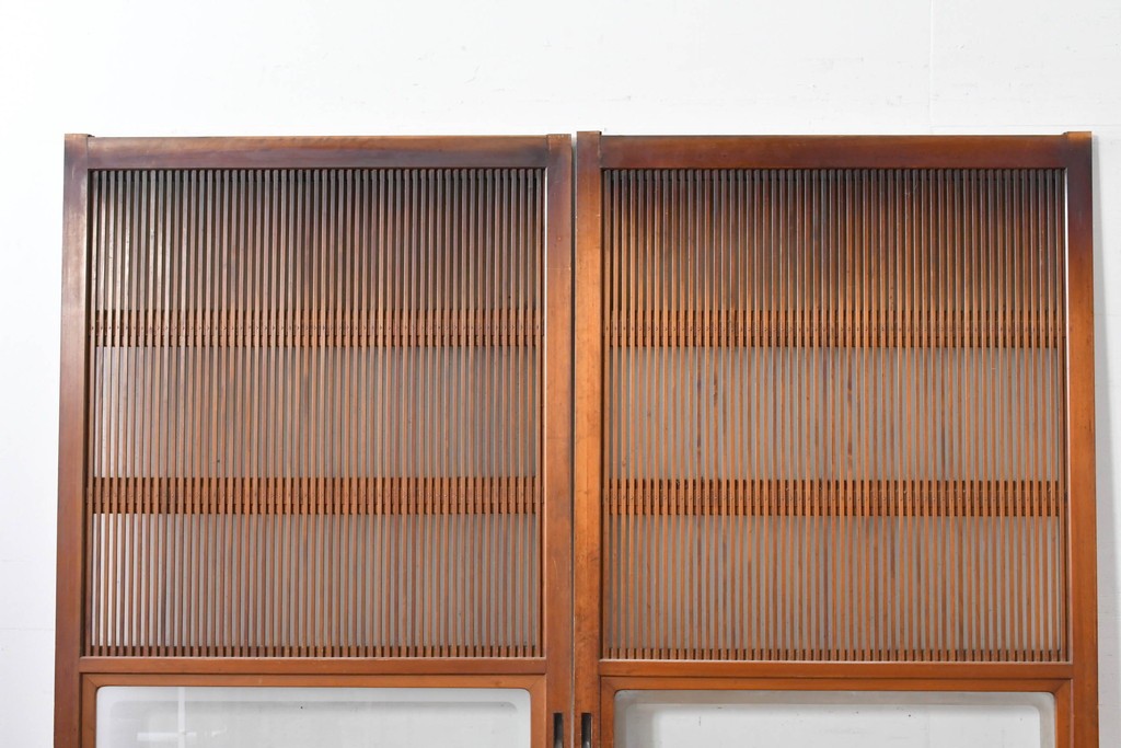 アンティーク建具　昭和初期　腰板欅(ケヤキ)材　裏ガラス付き　細やかな縦格子が美しい格子戸2枚セット　(R-086050)