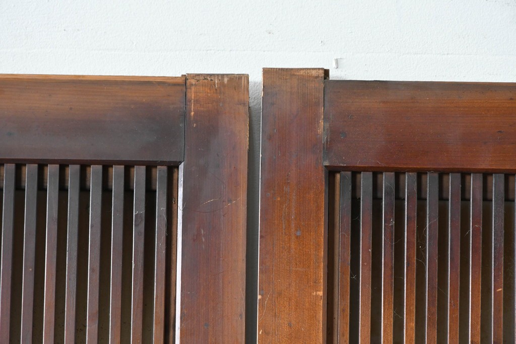 アンティーク建具　昭和初期　腰板欅(ケヤキ)材　裏ガラス付き　細やかな縦格子が美しい格子戸2枚セット　(R-086050)