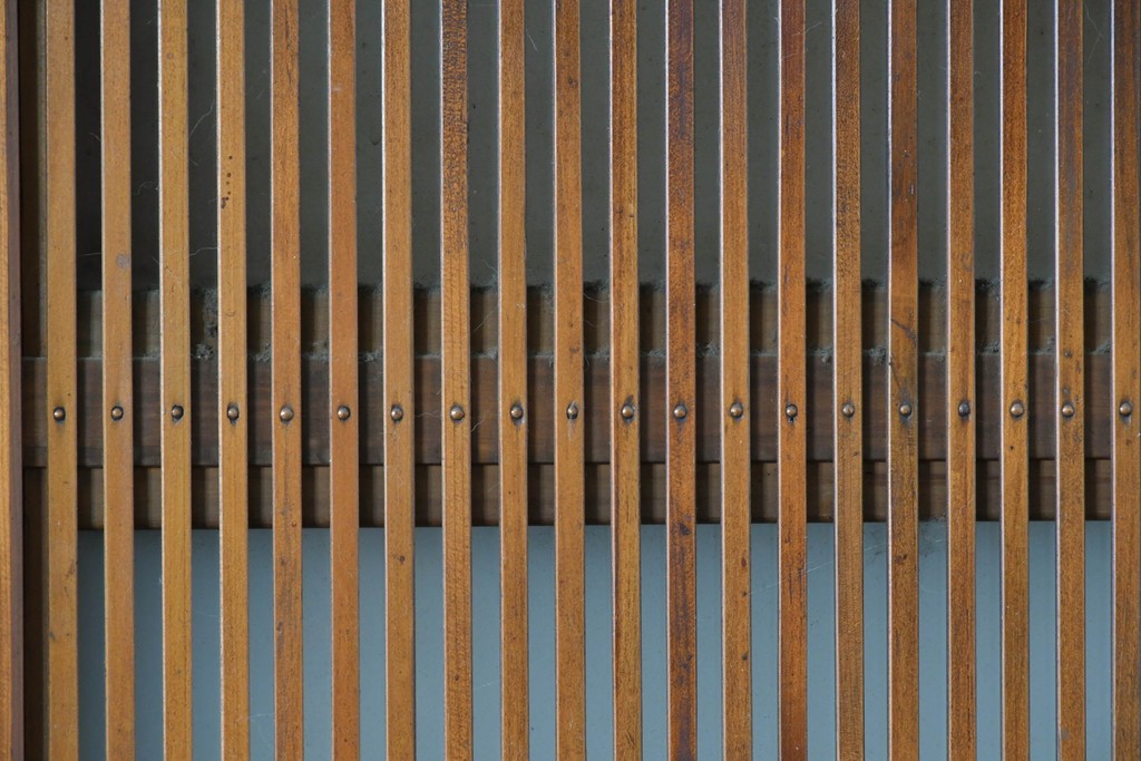 アンティーク建具　昭和初期　腰板欅(ケヤキ)材　裏ガラス付き　細やかな縦格子が美しい格子戸2枚セット　(R-086050)