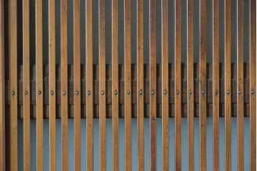 アンティーク建具　昭和初期　腰板欅(ケヤキ)材　裏ガラス付き　細やかな縦格子が美しい格子戸2枚セット　(R-086050)