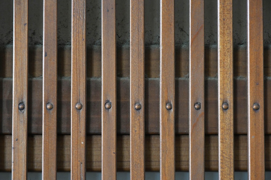 アンティーク建具　昭和初期　腰板欅(ケヤキ)材　裏ガラス付き　細やかな縦格子が美しい格子戸2枚セット　(R-086050)