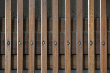 アンティーク建具　昭和初期　腰板欅(ケヤキ)材　裏ガラス付き　細やかな縦格子が美しい格子戸2枚セット　(R-086050)