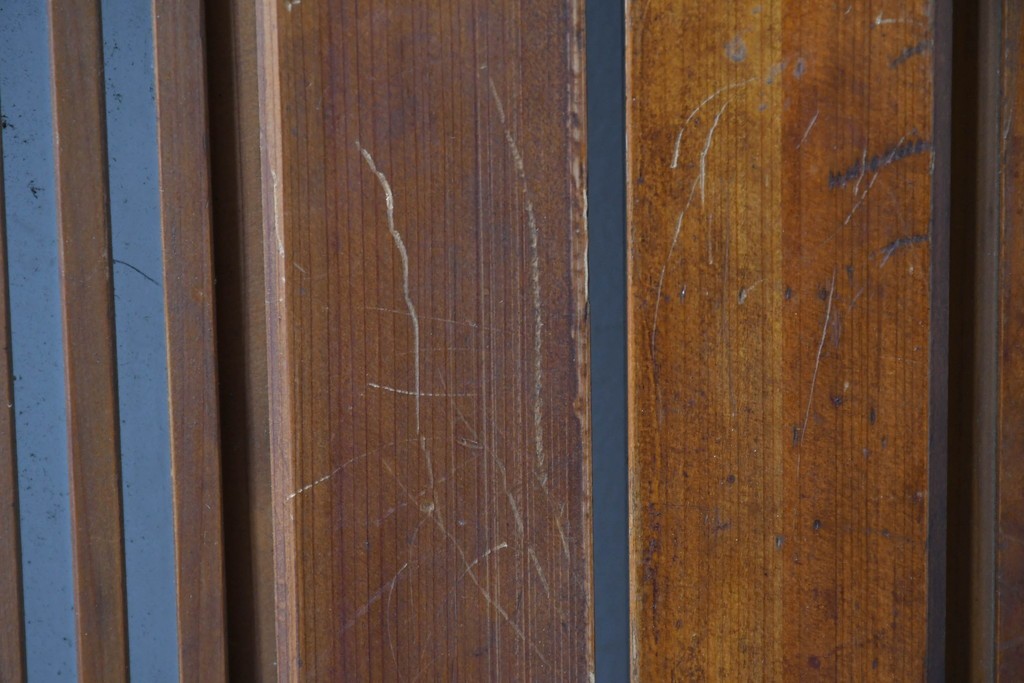 アンティーク建具　昭和初期　腰板欅(ケヤキ)材　裏ガラス付き　細やかな縦格子が美しい格子戸2枚セット　(R-086050)