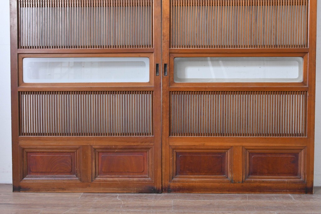 アンティーク建具　昭和初期　腰板欅(ケヤキ)材　裏ガラス付き　細やかな縦格子が美しい格子戸2枚セット　(R-086050)