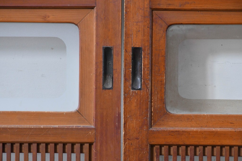 アンティーク建具　昭和初期　腰板欅(ケヤキ)材　裏ガラス付き　細やかな縦格子が美しい格子戸2枚セット　(R-086050)