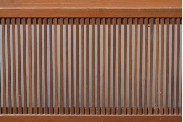 アンティーク建具　昭和初期　腰板欅(ケヤキ)材　裏ガラス付き　細やかな縦格子が美しい格子戸2枚セット　(R-086050)