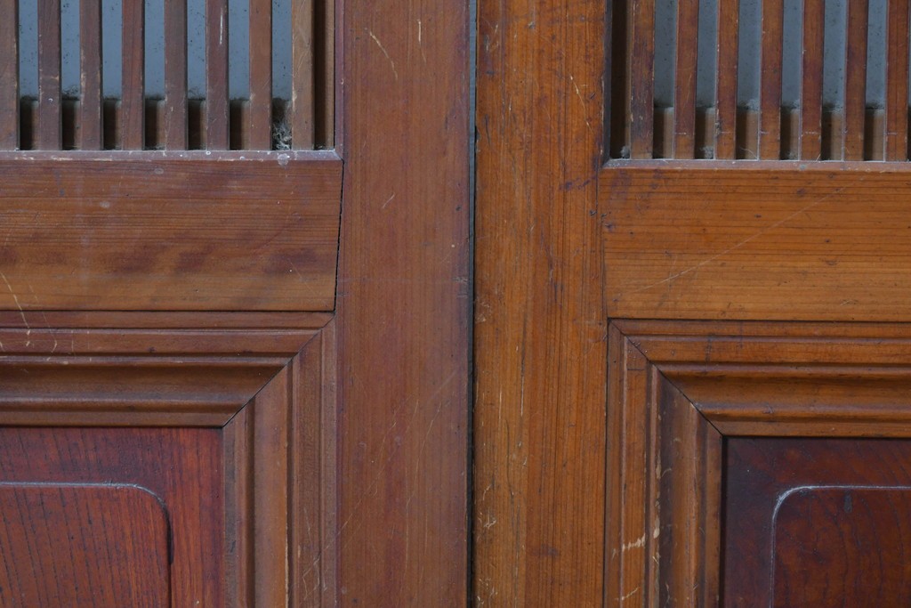 アンティーク建具　昭和初期　腰板欅(ケヤキ)材　裏ガラス付き　細やかな縦格子が美しい格子戸2枚セット　(R-086050)