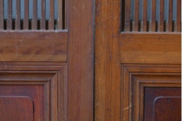 アンティーク建具　昭和初期　腰板欅(ケヤキ)材　裏ガラス付き　細やかな縦格子が美しい格子戸2枚セット　(R-086050)