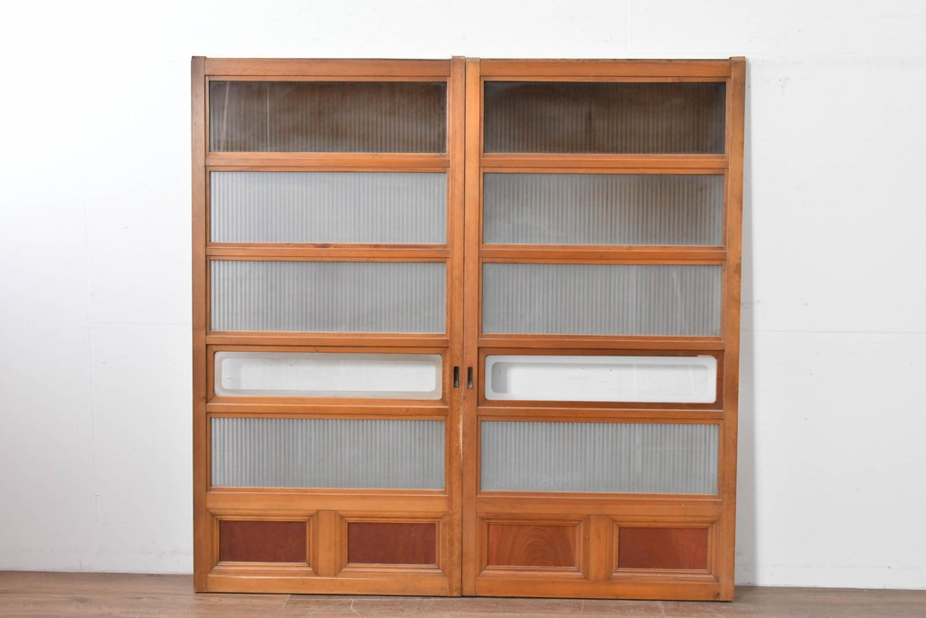 アンティーク建具　昭和初期　腰板欅(ケヤキ)材　裏ガラス付き　細やかな縦格子が美しい格子戸2枚セット　(R-086050)