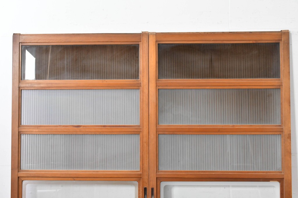 アンティーク建具　昭和初期　腰板欅(ケヤキ)材　裏ガラス付き　細やかな縦格子が美しい格子戸2枚セット　(R-086050)