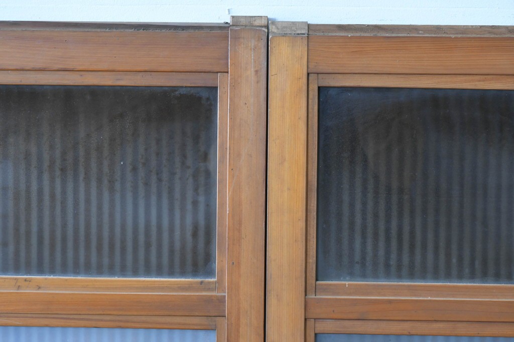 アンティーク建具　昭和初期　腰板欅(ケヤキ)材　裏ガラス付き　細やかな縦格子が美しい格子戸2枚セット　(R-086050)