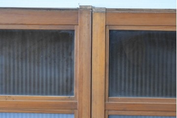 アンティーク建具　昭和初期　腰板欅(ケヤキ)材　裏ガラス付き　細やかな縦格子が美しい格子戸2枚セット　(R-086050)