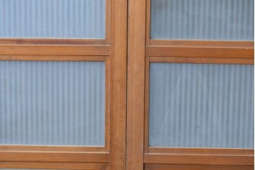 アンティーク建具　昭和初期　腰板欅(ケヤキ)材　裏ガラス付き　細やかな縦格子が美しい格子戸2枚セット　(R-086050)