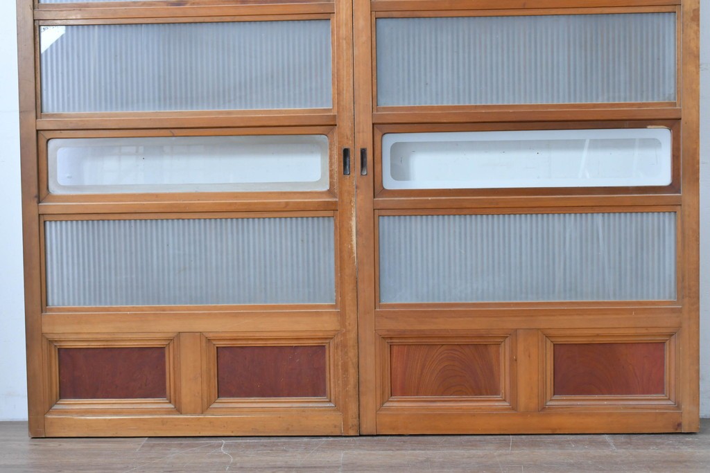 アンティーク建具　昭和初期　腰板欅(ケヤキ)材　裏ガラス付き　細やかな縦格子が美しい格子戸2枚セット　(R-086050)