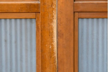 アンティーク建具　昭和初期　腰板欅(ケヤキ)材　裏ガラス付き　細やかな縦格子が美しい格子戸2枚セット　(R-086050)