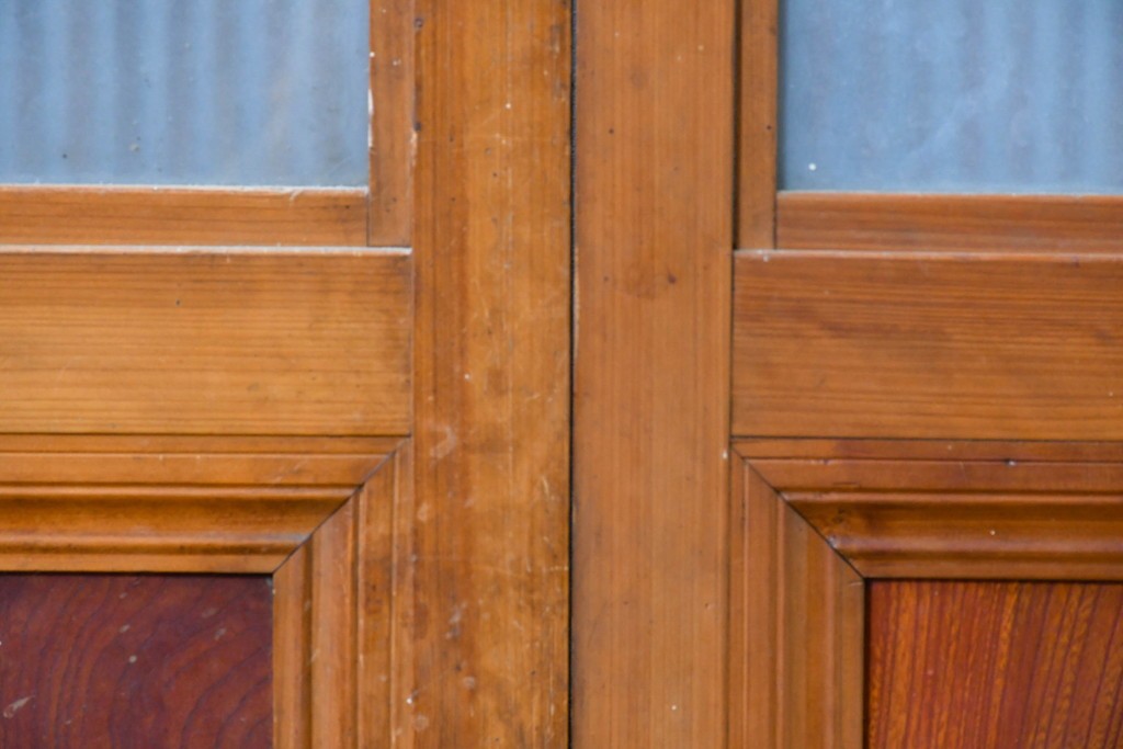 アンティーク建具　昭和初期　腰板欅(ケヤキ)材　裏ガラス付き　細やかな縦格子が美しい格子戸2枚セット　(R-086050)